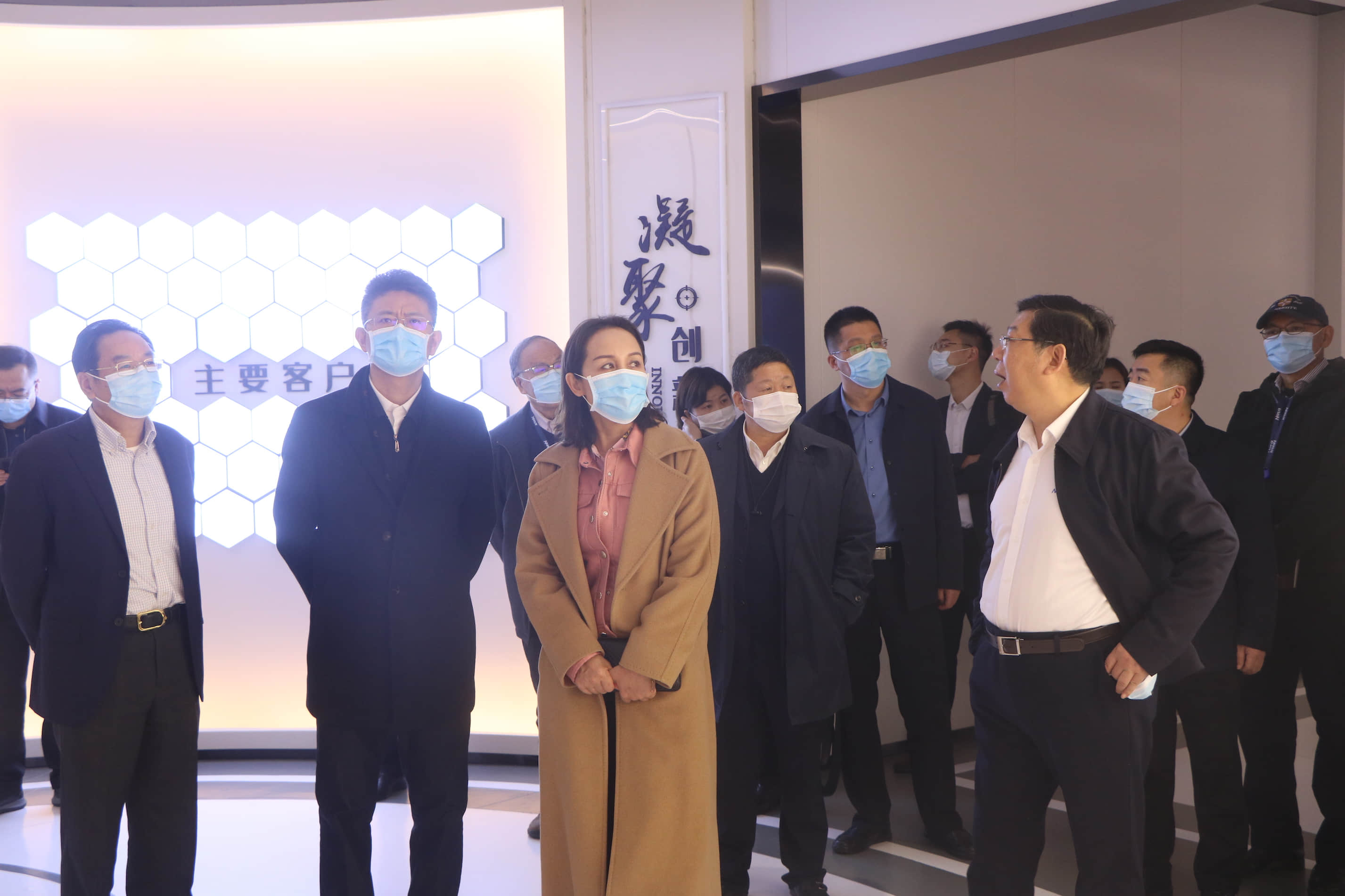  內(nèi)蒙古烏蘭察布市委副書記、市長奇飛云調(diào)研南大光電(圖5)